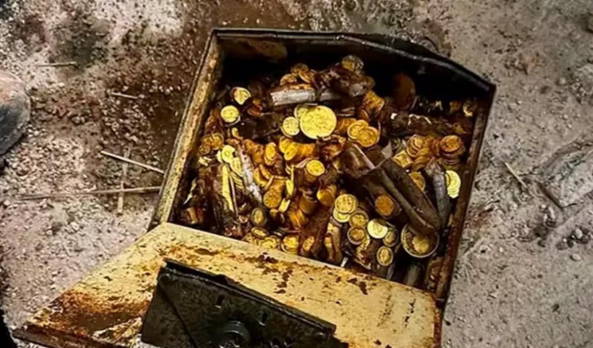 Под слоем бетона был замечен металлический сундук, намертво зацементированный в основании подвала