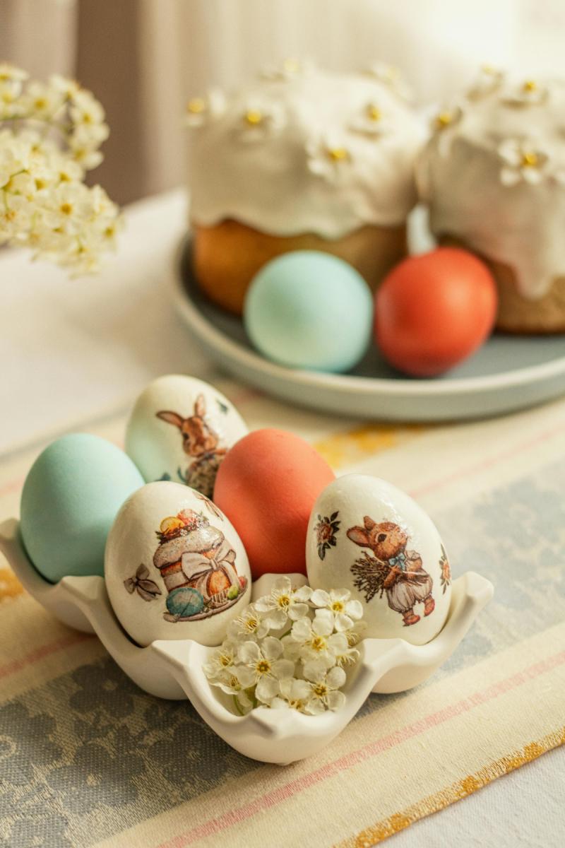 Одной из традиций было прикосновение освященным яйцом к дому, деревьям или домашним животным