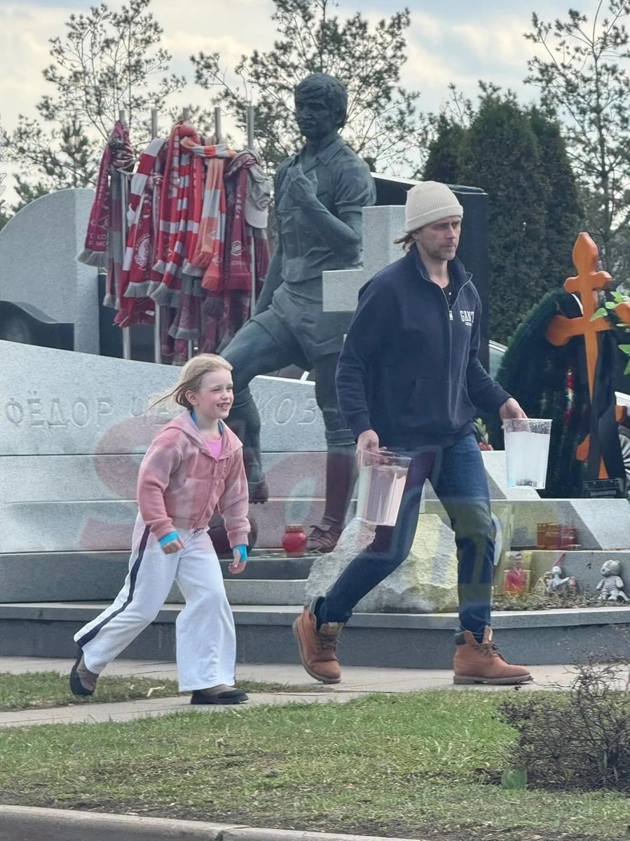 Чернишов біля могили Заворотнюк 