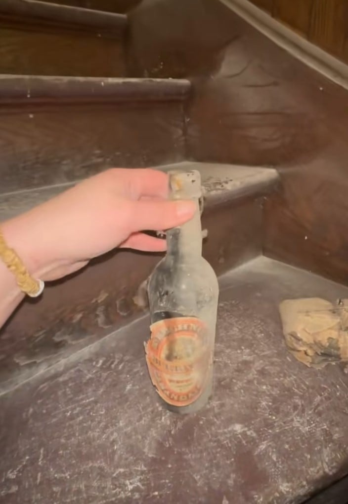 Під сходами також знайшли стару скляну пляшку пива
