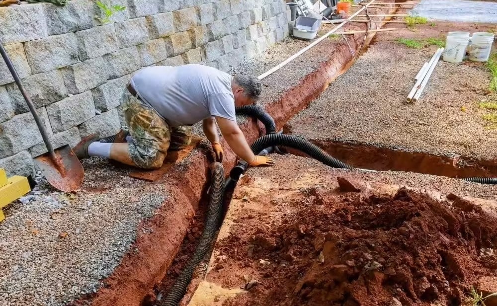 Чоловік, який вирішив облаштувати басейн у себе на подвір’ї, несподівано став власником статків