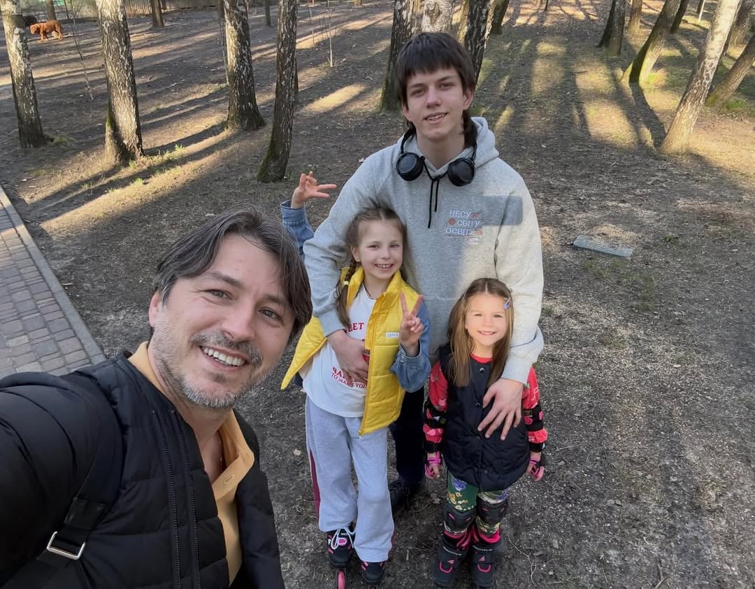 Сергій Притула зі старшим сином та доньками