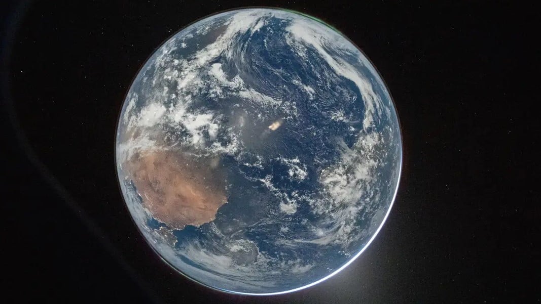 Фото Землі, зроблене членами екіпажу через ілюмінатори корабля Orion