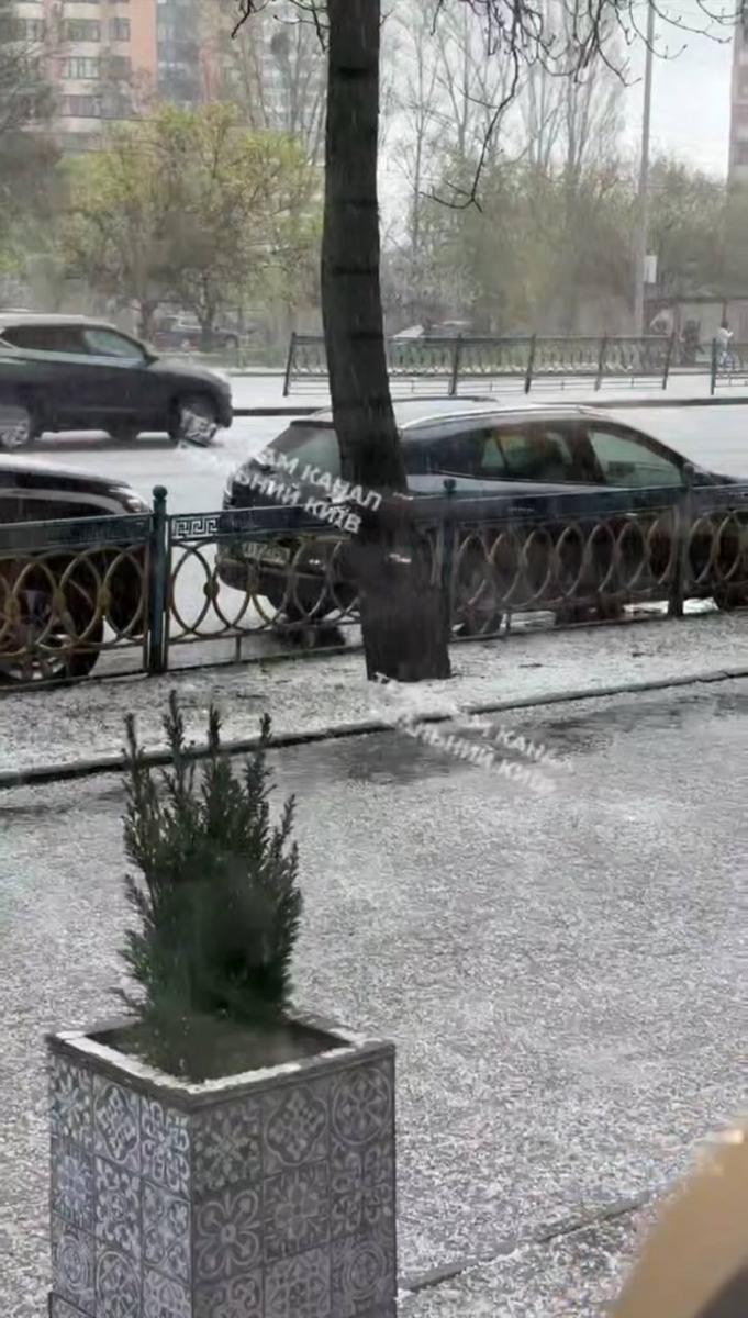 Украину засыпает снегом и градом: в каких областях бушует настоящая непогода Украину засыпает снегом и градом: в каких областях бушует настоящая непогода