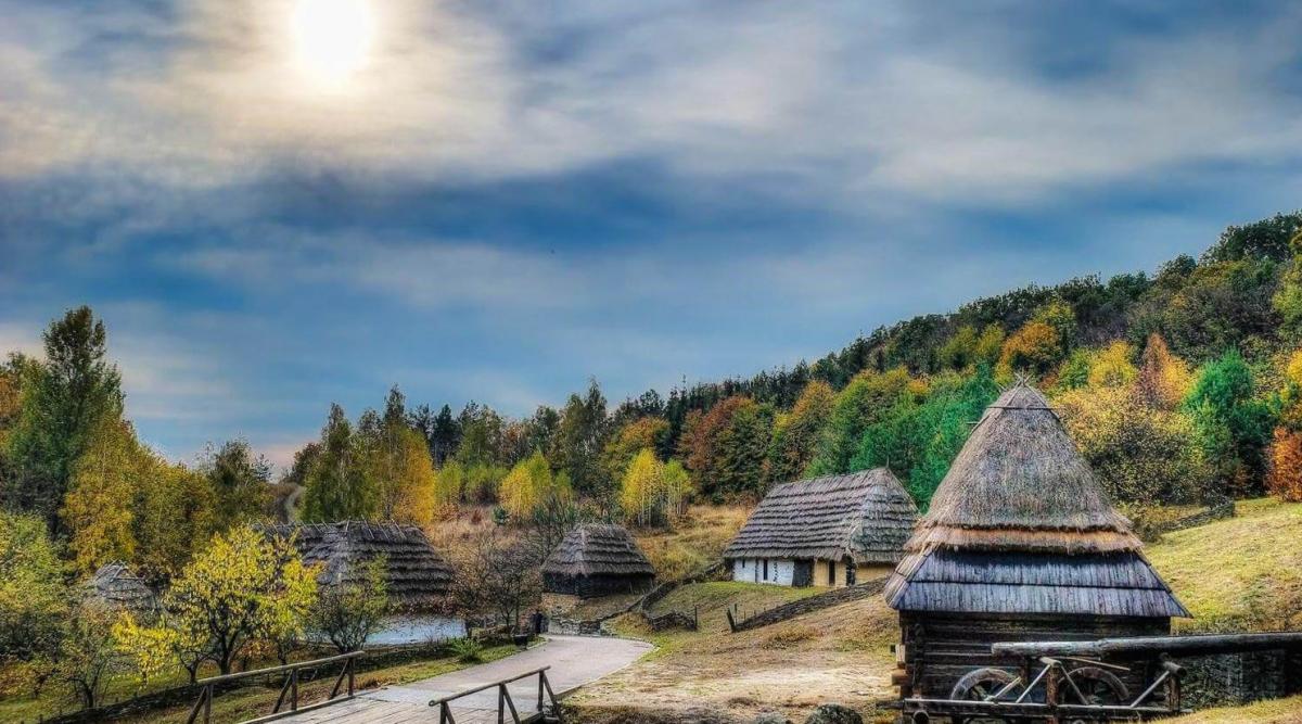 Етнографічний музей, де зібрано автентичні будинки, млини та церкви з усієї України