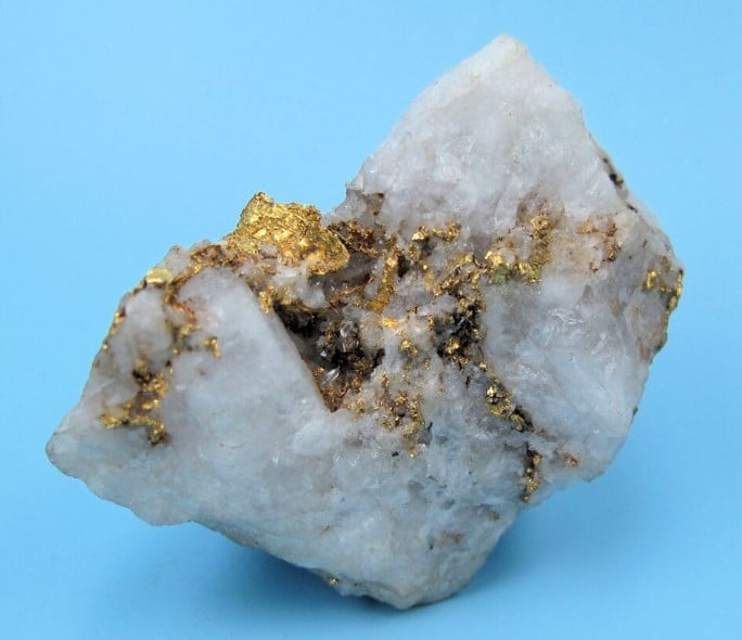 Золото вивільняється з мінералів і накопичується в магмі