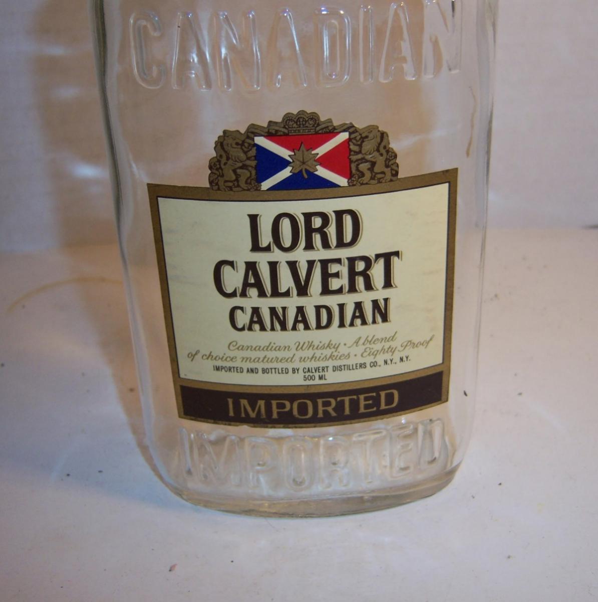 Похожие пустые бутылки Lord Calvert женщина нашла у себя в подвале Похожие пустые бутылки Lord Calvert женщина нашла у себя в подвале