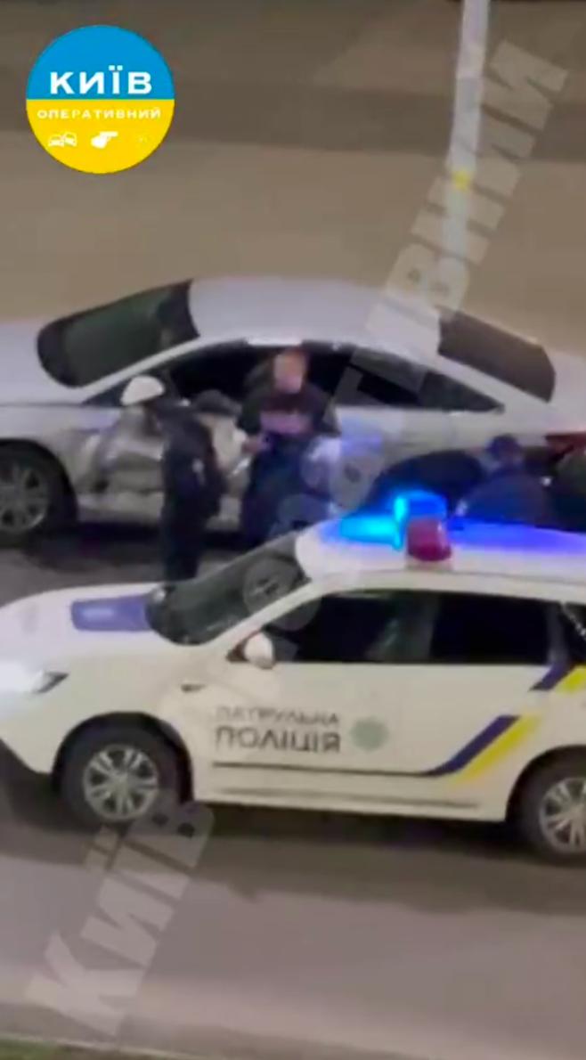 Тарас Цимбалюк спілкується з поліцією Тарас Цимбалюк спілкується з поліцією