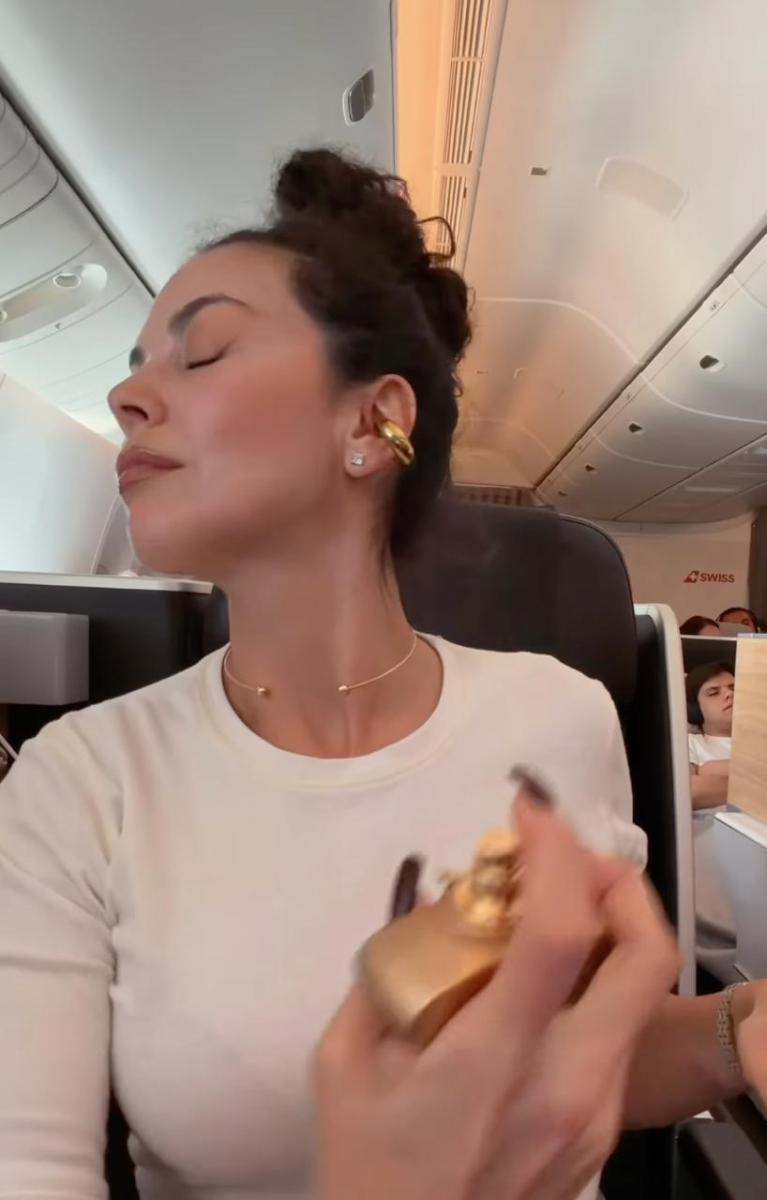 Настя Каменських користувалася парфумами в літаку Настя Каменських користувалася парфумами в літаку