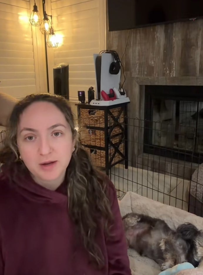 Через п’ять років розлуки жінка нарешті знову побачила свого собаку Через п’ять років розлуки жінка нарешті знову побачила свого собаку