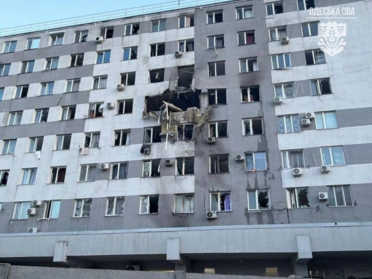 Влучання в багатоповерхівку в Одесі 15 квітня Влучання в багатоповерхівку в Одесі 15 квітня