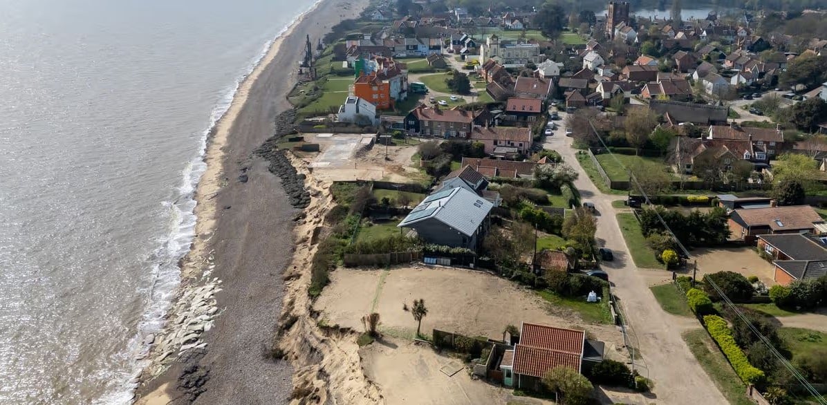 Під загрозою опинилися й сусідні будинки біля берега Під загрозою опинилися й сусідні будинки біля берега