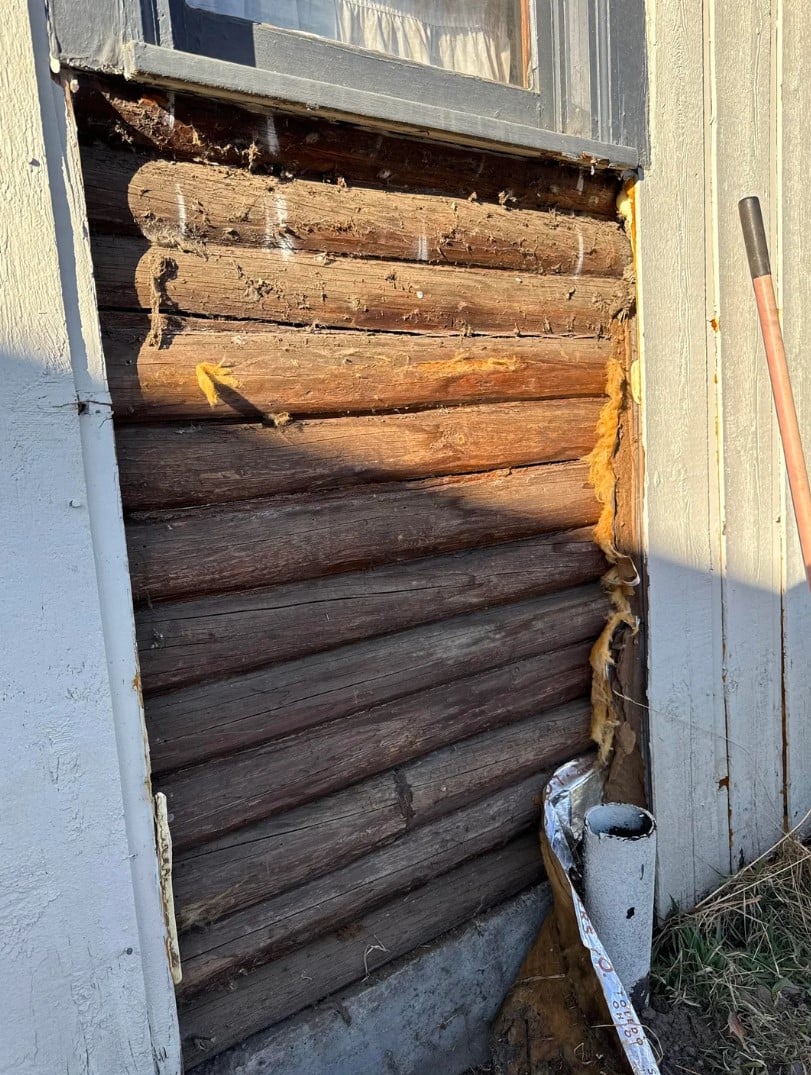 Під старою обшивкою виявилися масивні колоди