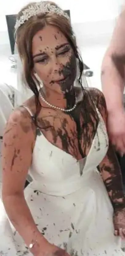 Наречена одягла запасне весільне плаття