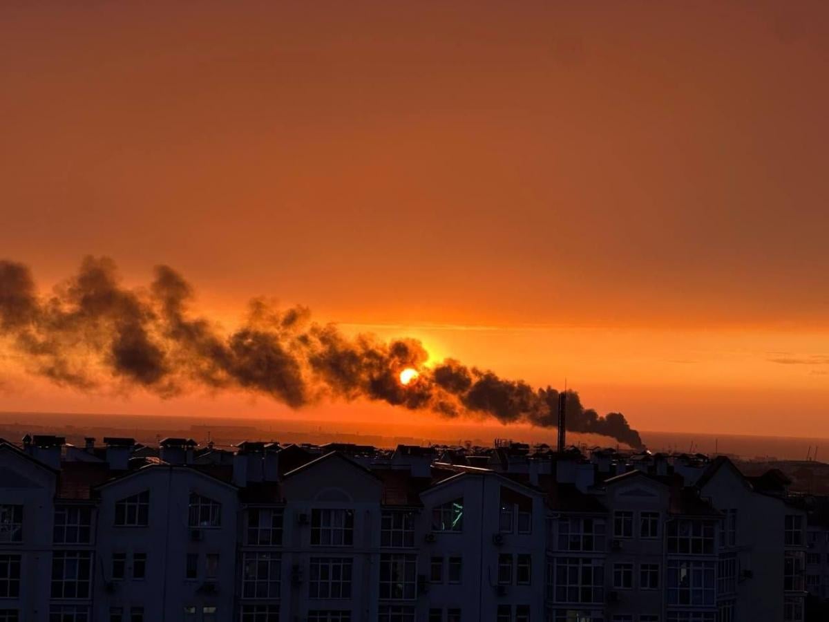 Ось так виглядає пожежа в Туапсе з Севастополя 