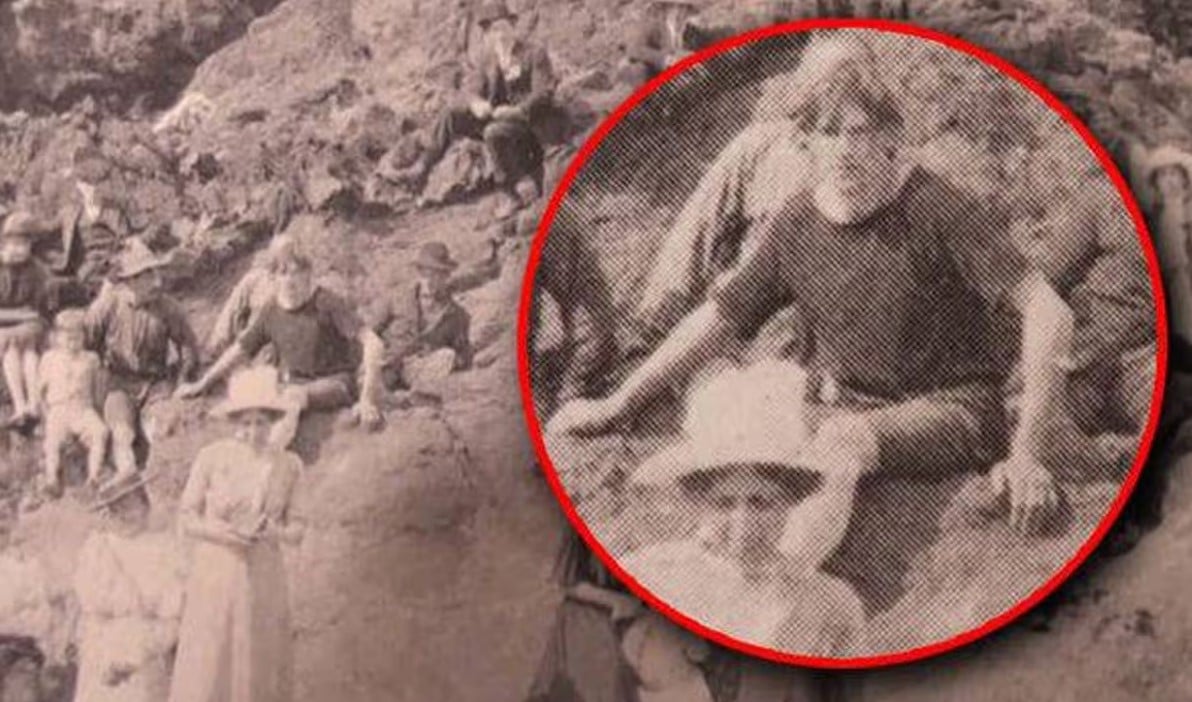 Чоловік у просторій футболці, шортах і з сучасною зачіскою