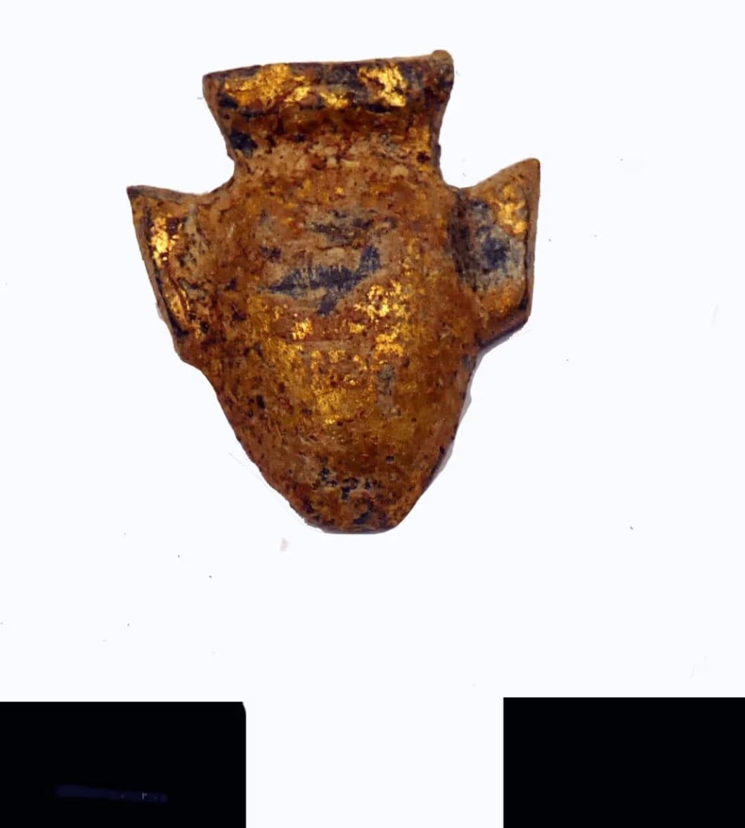 Археологи виявили в Єгипті три золоті язики