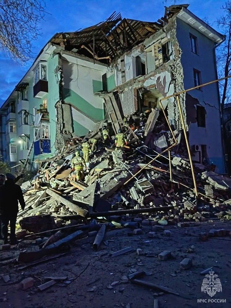 Кадри зі Сизрані, де стався обвал під'їзду житлового будинку