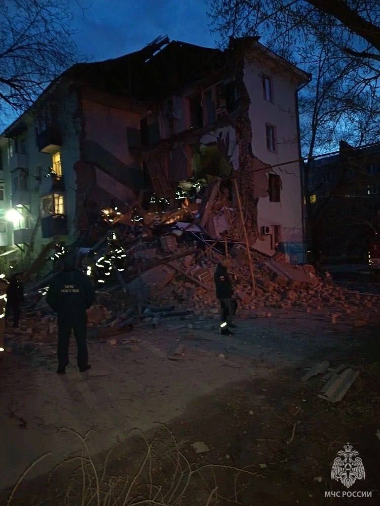 Кадри зі Сизрані, де стався обвал під'їзду житлового будинку