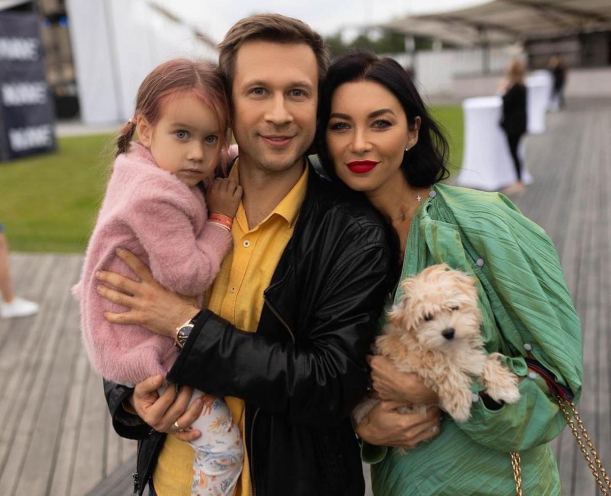 Дмитро Ступка та Поліна Логунова з донькою