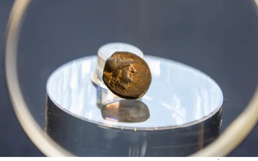 Підліток приніс монету до музею під час шкільної екскурсії