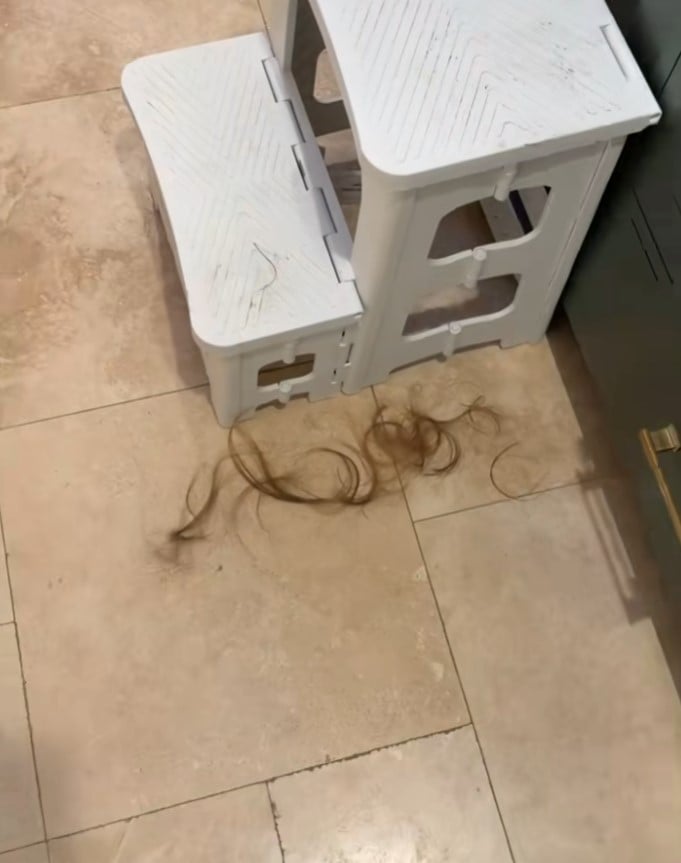 Мама дівчинки побачила на підлозі пасма довгого світлого волосся