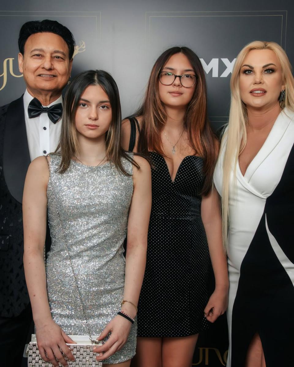 Камалія з чоловіком і доньками