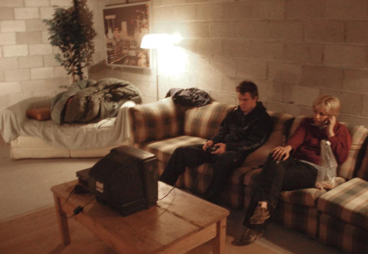 Усередині з'явилися диван, ігрова консоль та предмети побуту