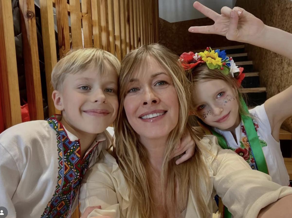 Олена Кравець із двійнятами 