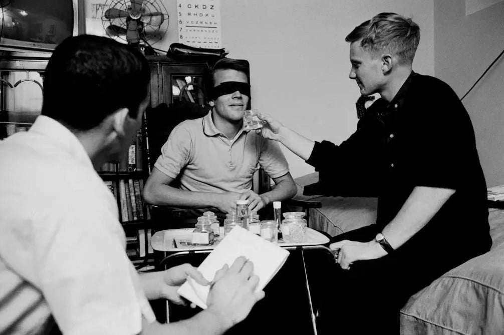 Американський студент Брюс МакАлістер робить нотатки, поки Ренді Гарднер (із зав'язаними очима) описує запахи