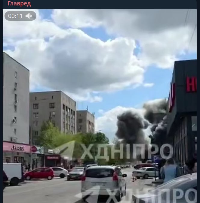 Росія атакувала Дніпро: небо затягнуло чорним димом, є жертви