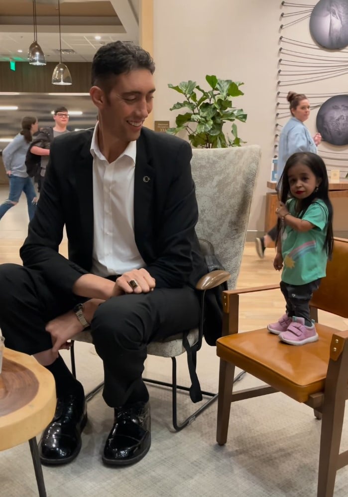 Найвищий чоловік і найнижча жінка у світі