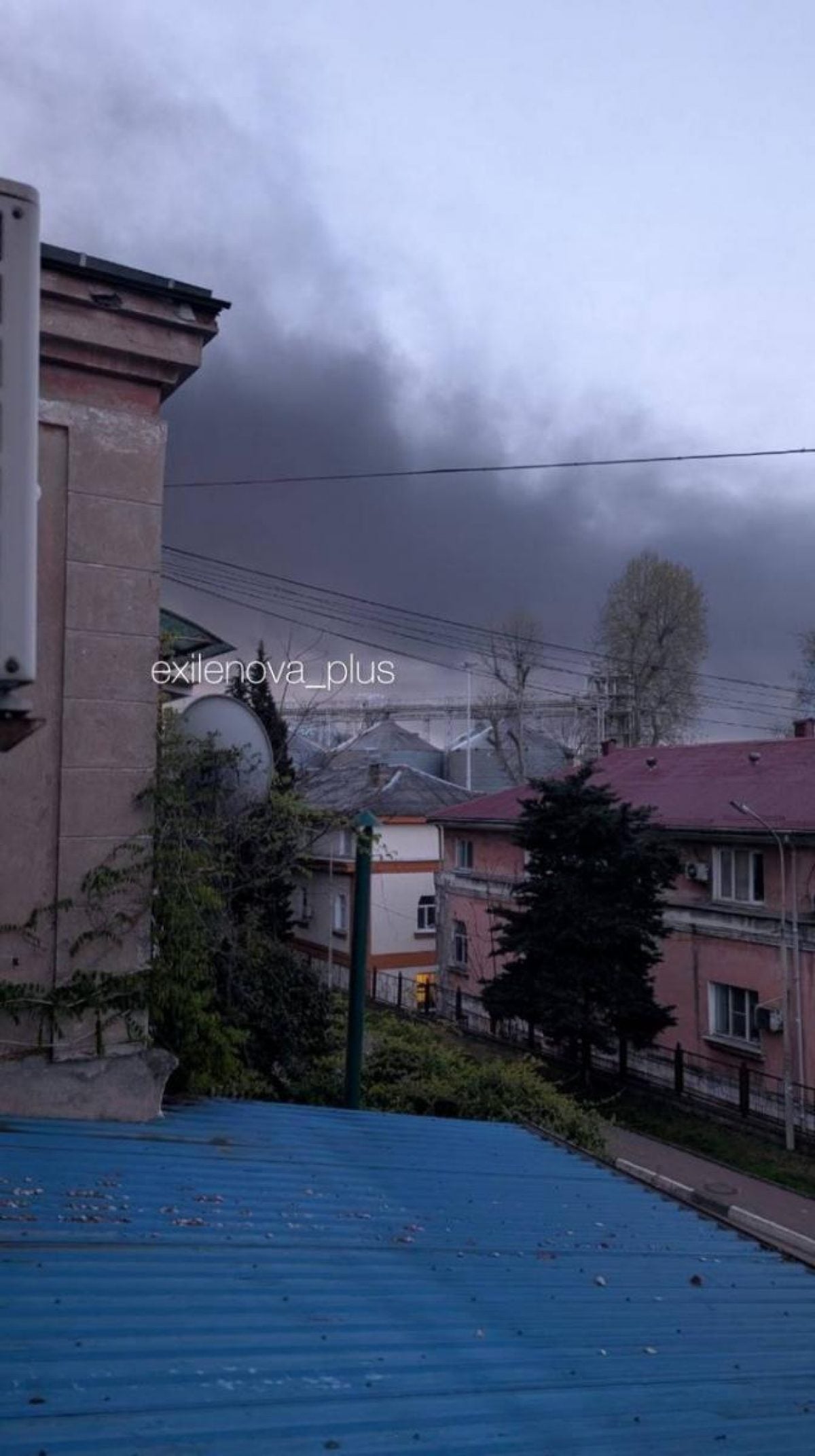 У Туапсе видно клуби диму 