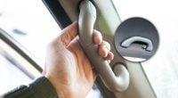 Как правильно пользоваться ручками над дверями в авто: просто держаться не стоит