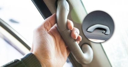Як правильно використовувати ручки над дверима в авто: просто триматися не варто