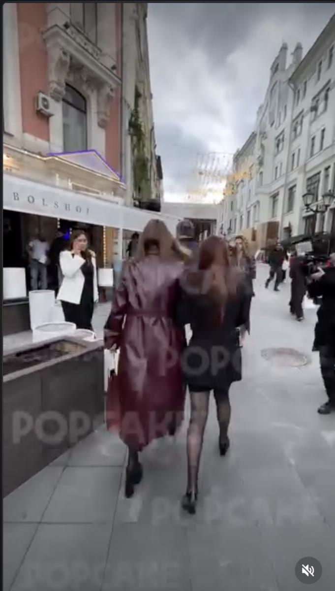 Лорак привела доньку в подертих колготках 