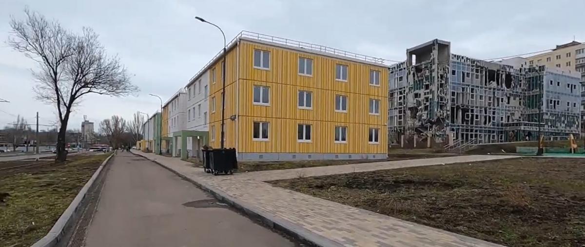Жители Мариуполя, утратившие жилье, возмущены, что Россия заставляет их покупать квартиры в отстроенных домах, отметил Жданов