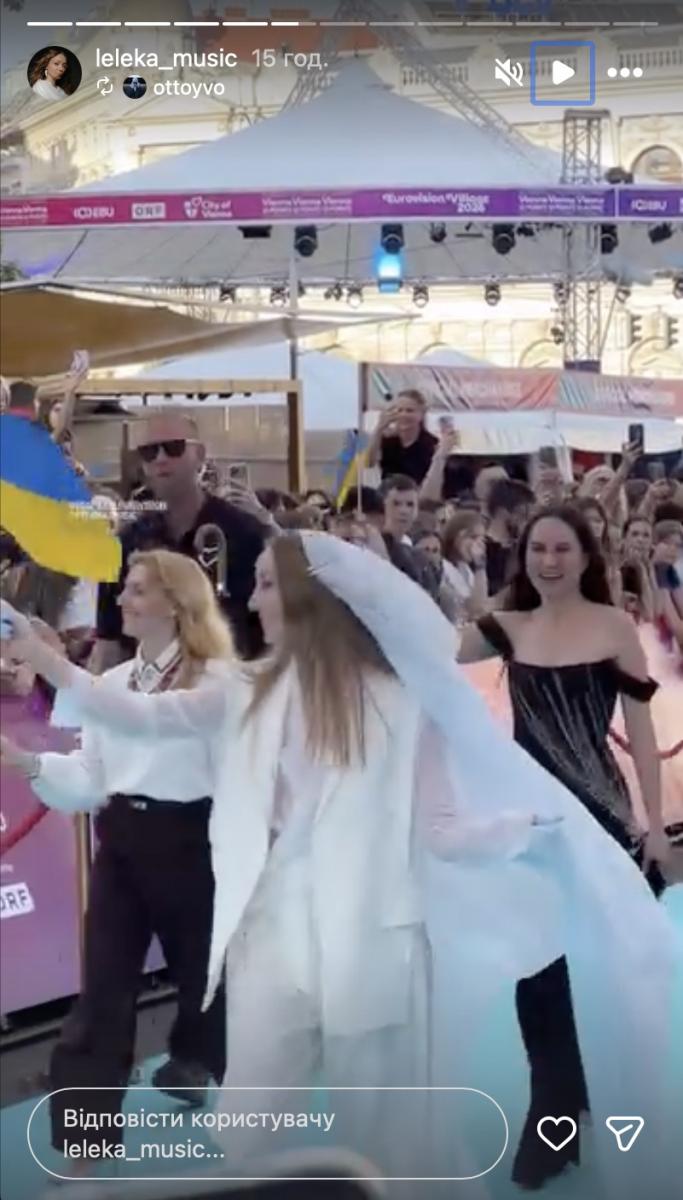 Певица появилась на бирюзовой дорожке 