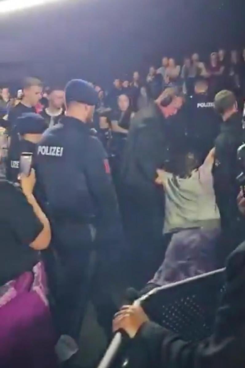 Протестующих вывели из зала