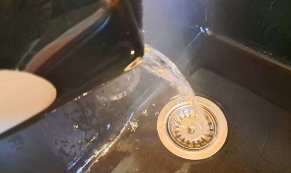 Кипящая вода помогает смывать остатки пищи и устранять запахи, которые привлекают насекомых