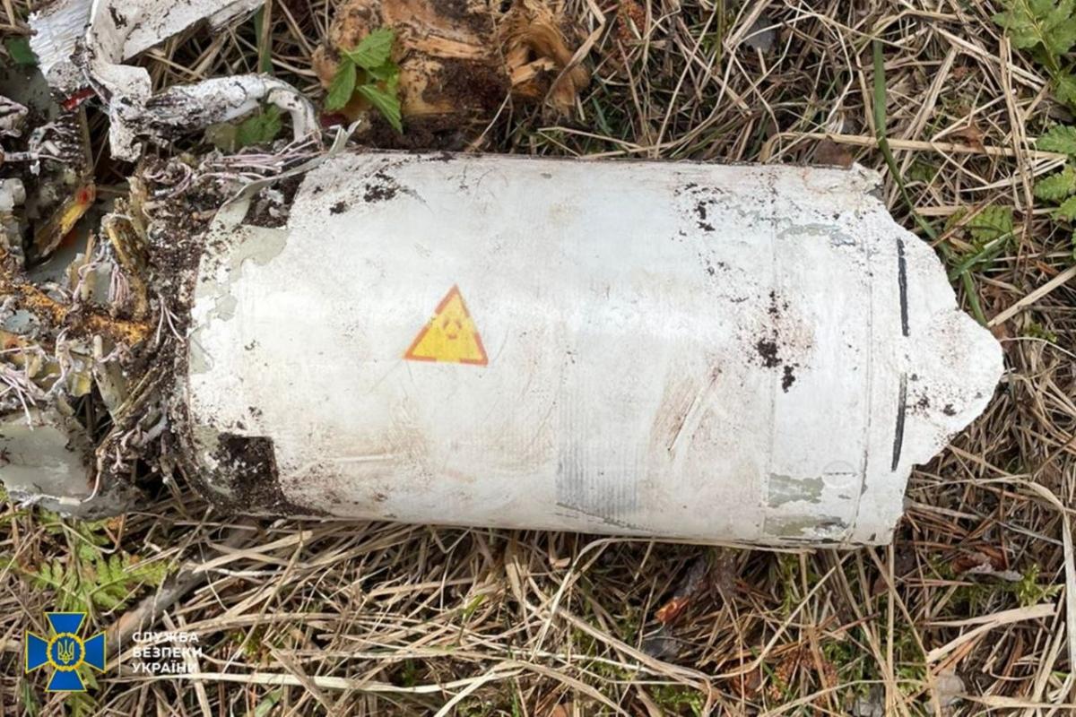 СБУ виявила підвищений радіаційний фон на уламках російського ударного дрона СБУ виявила підвищений радіаційний фон на уламках російського ударного дрона