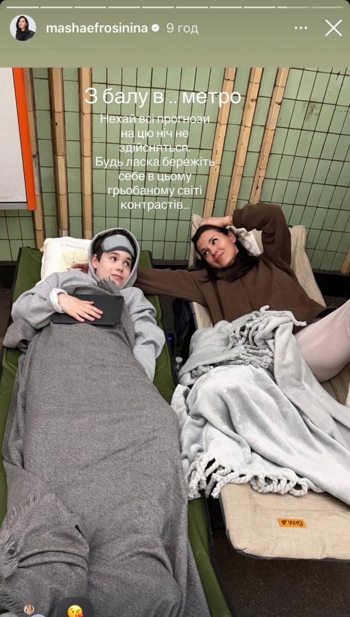 Маша Єфросиніна з сином у метро