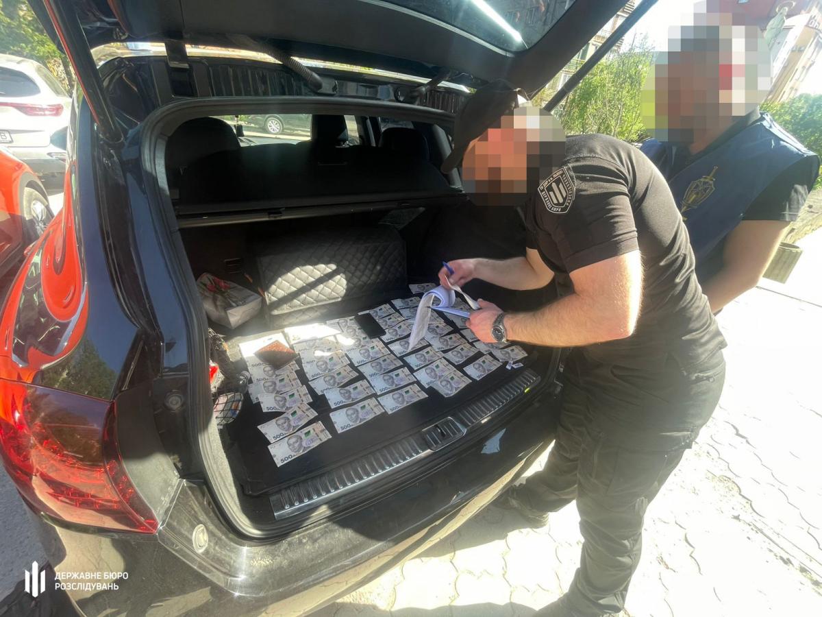 Требовал 5 тысяч долларов: подполковника разоблачили в махинациях с ВВК