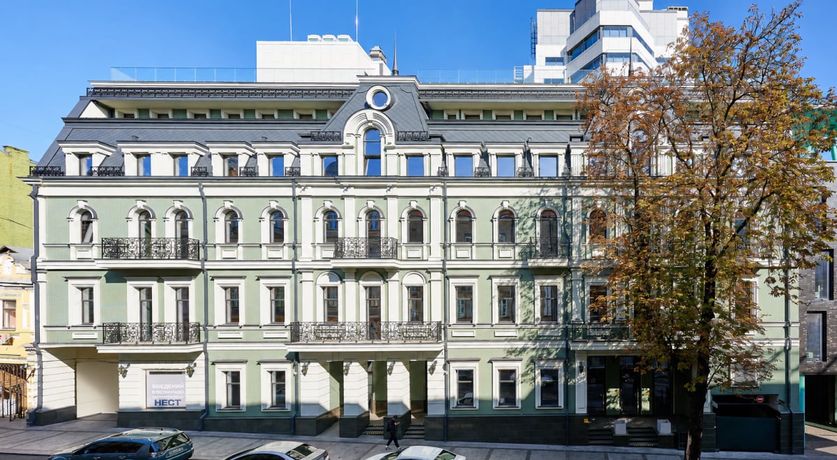 На фото: Бутиковый бизнес-центр HILLFORT Business Mansion