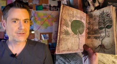 Сторінки книги заповнені незрозумілим текстом і загадковими символами