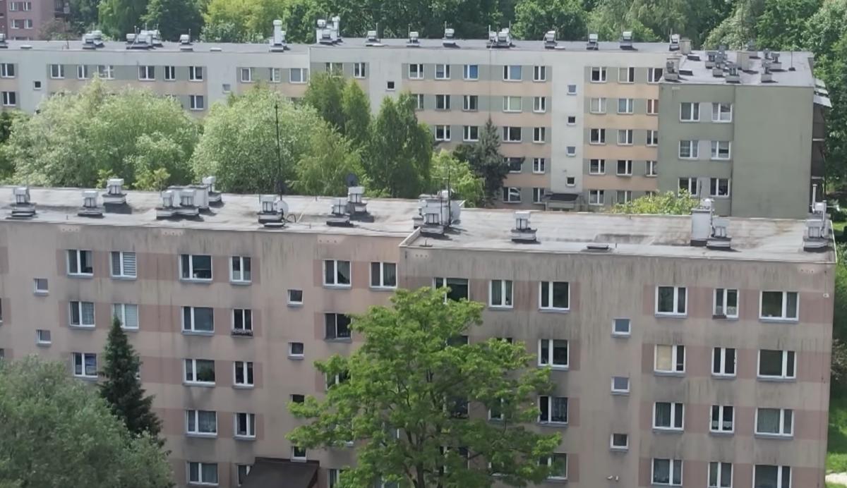 Мешканці багатоквартирного будинку почали знаходити на балконах листівки та записки з тривожними повідомленнями