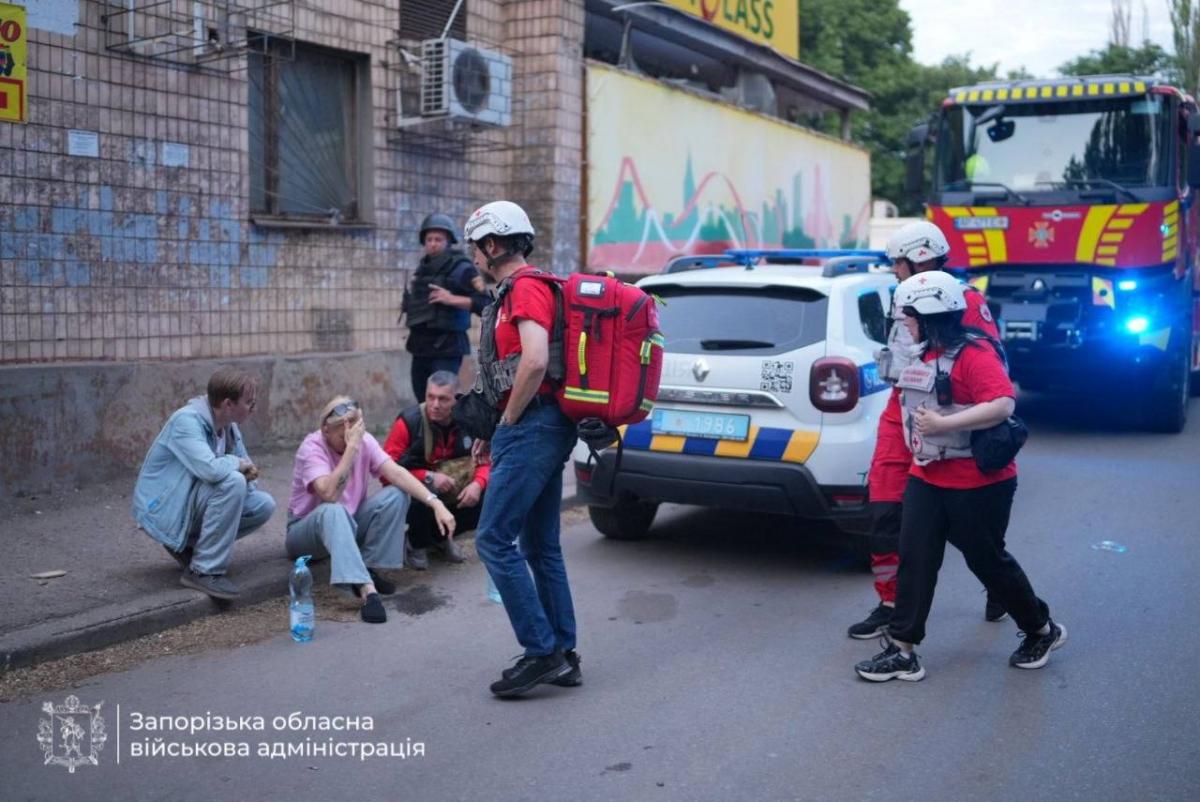 Наслідки удару по Запоріжжю 4 червня Наслідки удару по Запоріжжю 4 червня