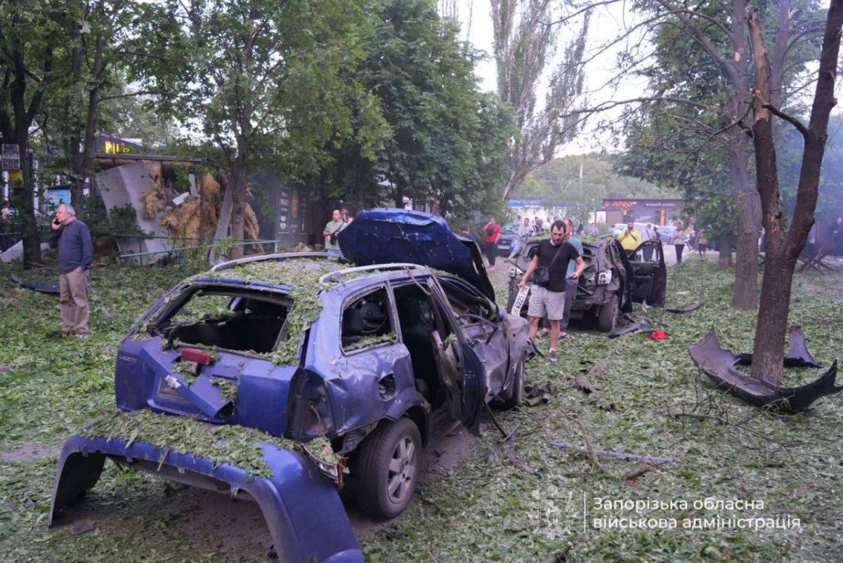 Наслідки удару по Запоріжжю 4 червня Наслідки удару по Запоріжжю 4 червня