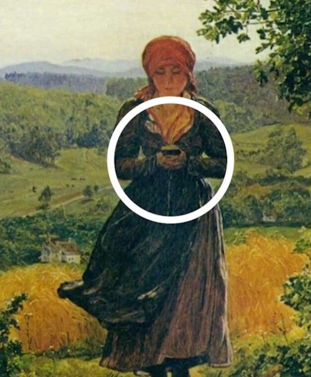 Многие думают, что в руках девушки находится обычный молитвенник или небольшая книга