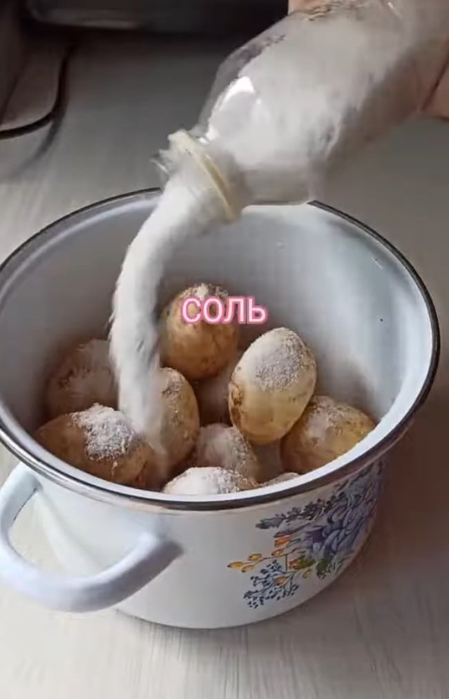 Картофель нужно посыпать крупной солью Картофель нужно посыпать крупной солью